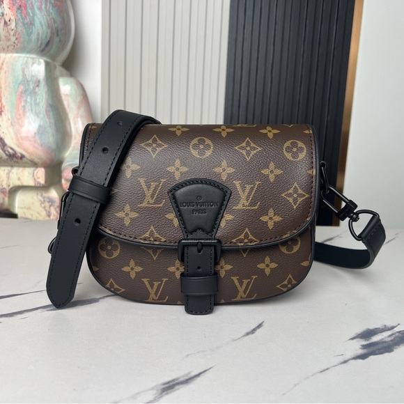 Elegant Louis Vuitton Monogram Crossbody Bag - Picture 1 of 8